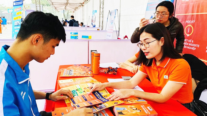 Tư vấn trước mùa tuyển sinh đại học.