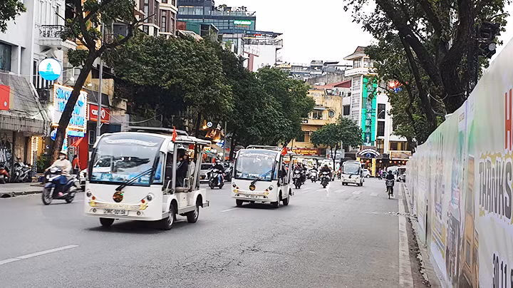 Các phương tiện như xe điện, taxi điện được khuyến khích để đưa đón khách tham quan trong phố cổ. 