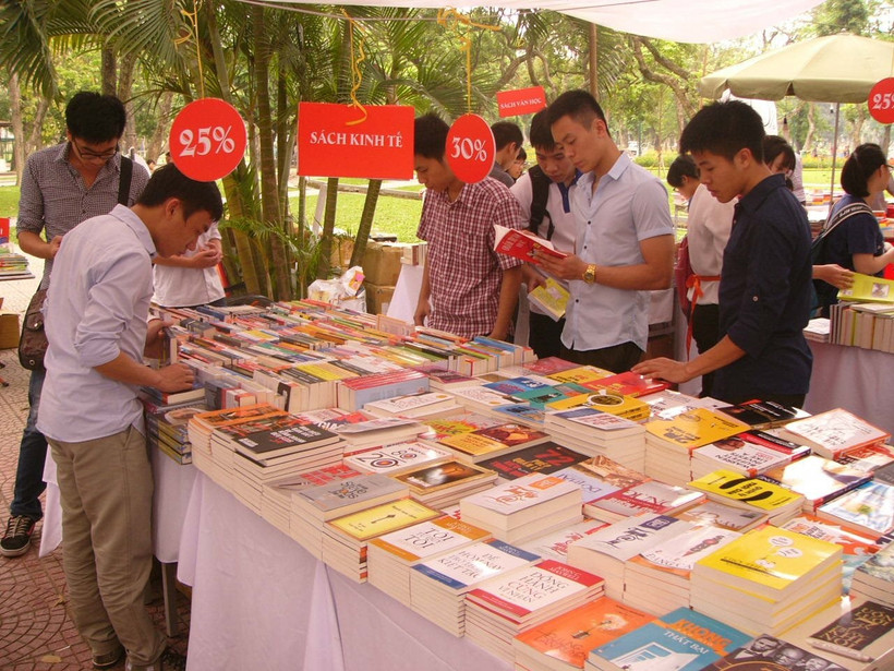Nhiều bậc lãnh đạo tiền bối và các nhà khoa học luôn coi việc đọc sách là một cách tự học hiệu quả. Ảnh: QUANG HƯNG
