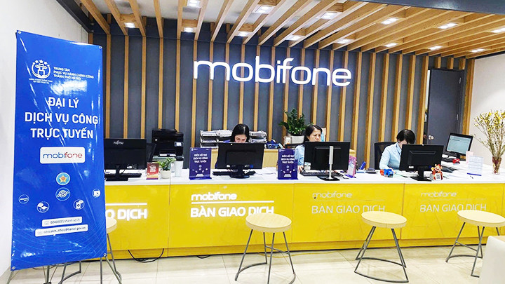 Người dân có thể đến cửa hàng của MobiFone để được giải quyết các loại thủ tục thiết yếu.
