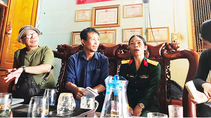 Các nhà văn đi thực tế về đề tài người lính hôm nay trên địa bàn Tây Nguyên. Ảnh: QUANG HƯNG