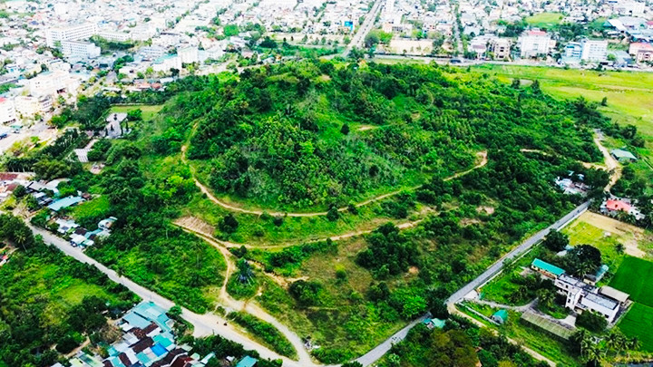 Núi Thiên Bút nhìn từ trên cao. Ảnh: TL