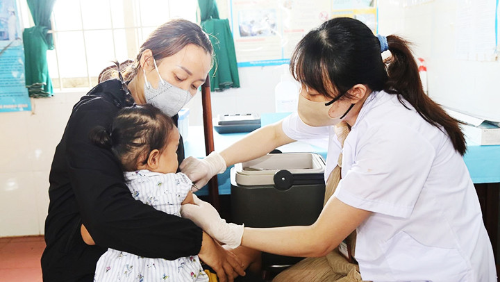Người dân tỉnh Đắk Lắk đưa trẻ đi tiêm vaccine phòng bệnh sởi.