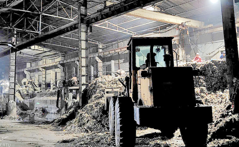 Cơ sở tái chế nhựa của ông Nguyễn Văn Nam hoạt động tối 16/3.