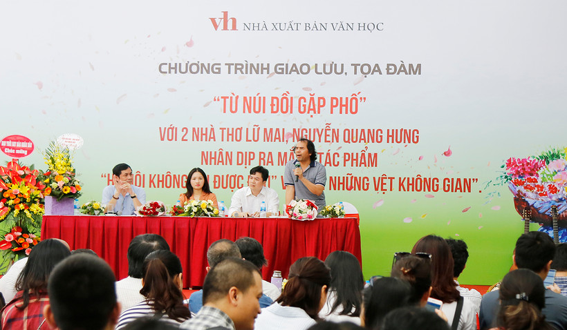 Công chúng mong đón nhận các tác phẩm văn học phản ánh toàn diện và đầy đủ mọi mặt của đời sống xã hội. Ảnh: MINH Lê