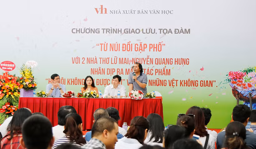 Công chúng mong đón nhận các tác phẩm văn học phản ánh toàn diện và đầy đủ mọi mặt của đời sống xã hội. Ảnh: MINH Lê