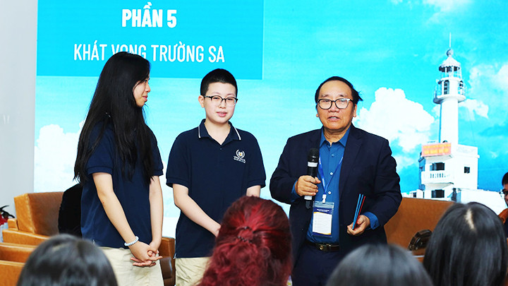 Nhà thơ Trần Đăng Khoa giao lưu với các bạn trẻ.