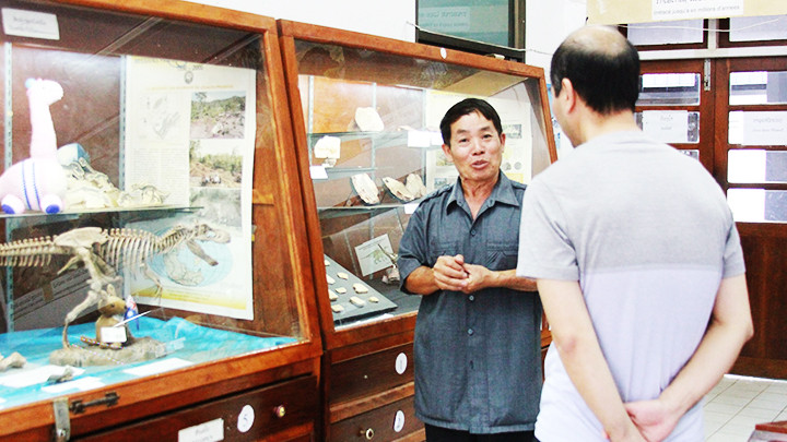 Anh Vath hướng dẫn du khách tham quan bảo tàng Khủng long ở Savannakhet.