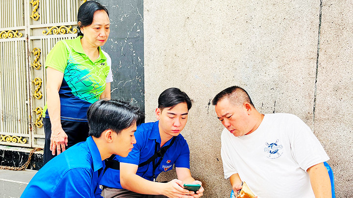 Hướng dẫn người dân cách thức cài đặt ứng dụng “Công dân số Thành phố Hồ Chí Minh”.