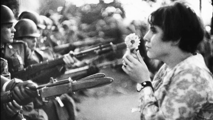 Bức ảnh “Cô gái với bông hoa” (1967).