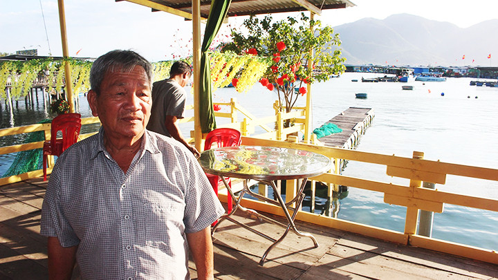 Ông Nguyễn Minh Quế bên mô hình nuôi trồng hải sản gắn với du lịch do ông tiên phong làm ở Trí Nguyên.