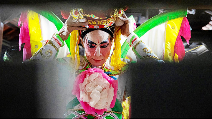 Những người dân tâm huyết với tuồng cổ ở làng Thổ Hà vẫn đang miệt mài tìm cách thu hút, đào tạo lớp kế cận.