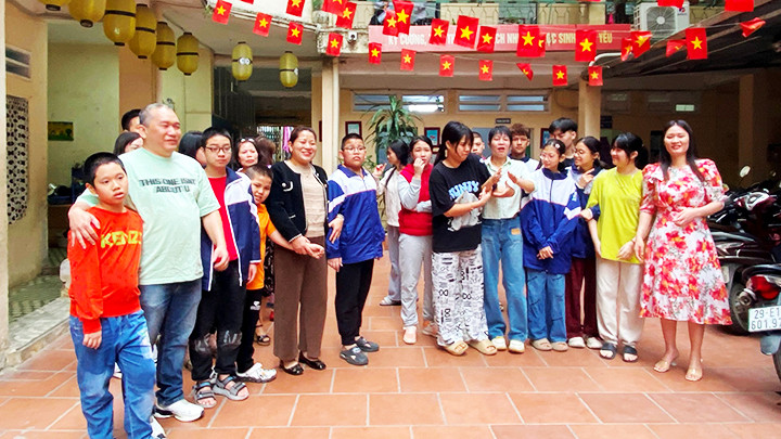 Phụ huynh và các em học sinh Trường PTCS dân lập Dạy trẻ câm điếc Hà Nội đón nhận niềm vui mở lại trường.