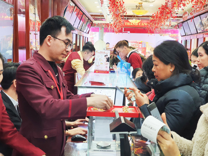 Giao dịch mua bán vàng tại Bảo Tín Minh Châu. Ảnh: BẢO CHÂU
