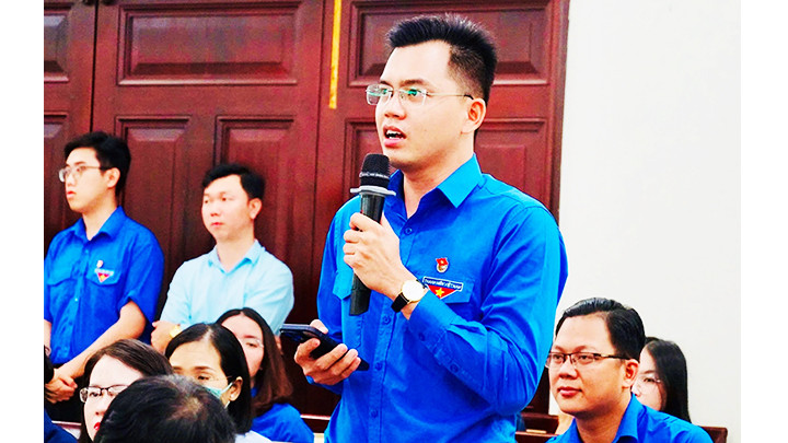 Đại biểu thanh niên phát biểu bày tỏ nguyện vọng tại hội nghị đối thoại.
