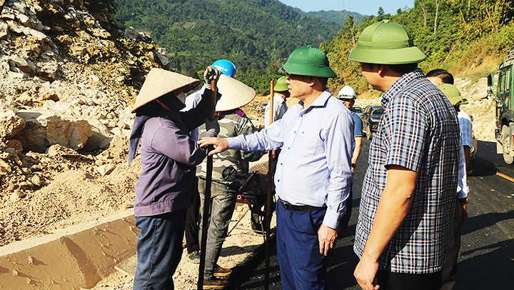 Bí thư Tỉnh ủy Bắc Kạn (áo sáng) động viên công nhân trên công trường. Ảnh: HƯƠNG DỊU