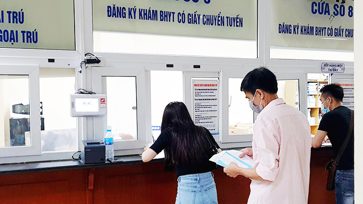 Làm thủ tục khám, chữa bệnh tại Bệnh viện K. Ảnh: NAM NGUYỄN