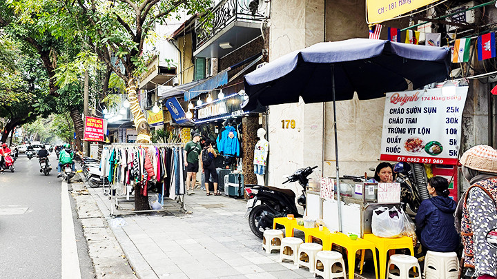 Một đoạn vỉa hè phố Hàng Bông. Ảnh: SONG ANH