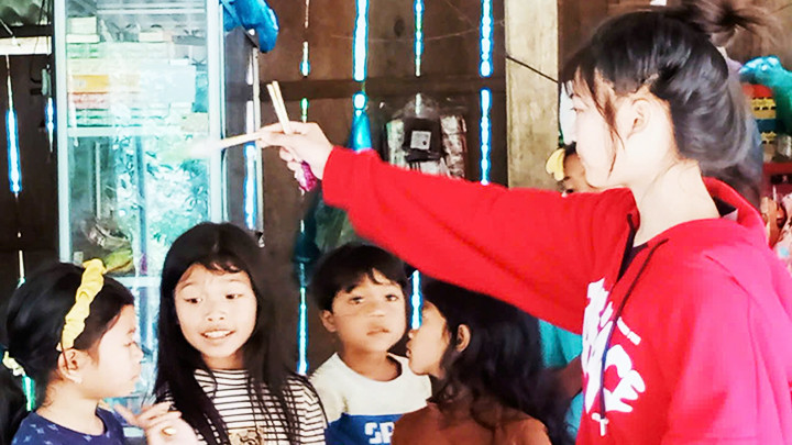 Có điện, gia đình chị Hồ Thị Thông thuận lợi hơn trong khi mở dịch vụ tạp hóa nhỏ.