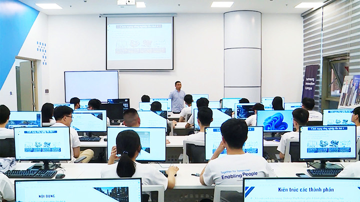 Việt Nam đang đẩy mạnh đào tạo nhân lực ngành bán dẫn và AI.