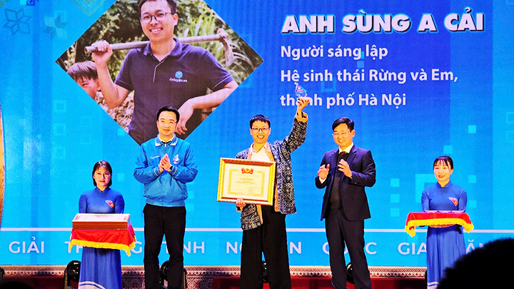 Anh Sùng A Cải nhận giải thưởng do Trung ương Đoàn trao tặng.