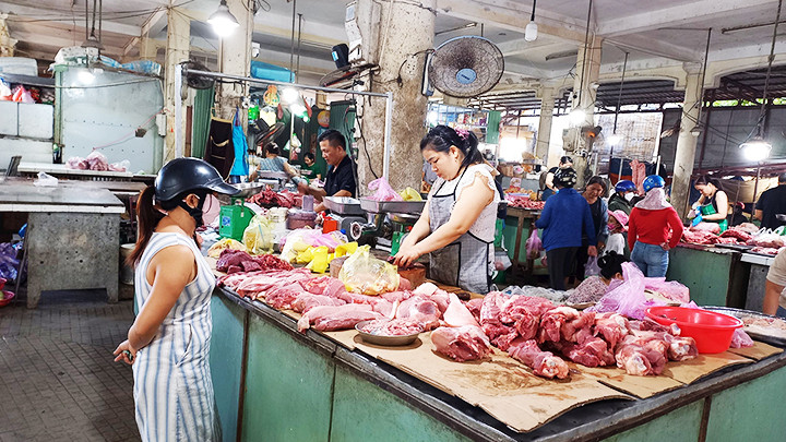 Người dân đi chợ Hội An (Quảng Nam) chủ yếu chỉ mua thực phẩm.
