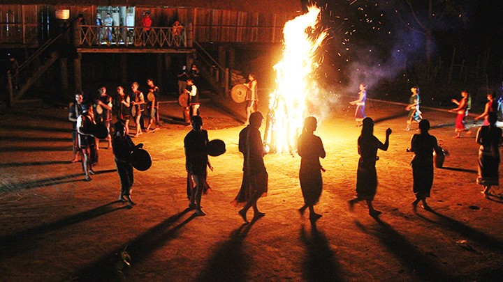 Đêm hội buôn làng ở Măng Đen. Ảnh: ANH QUÂN