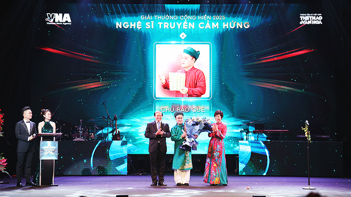 Trao giải Nghệ sĩ truyền cảm hứng cho nghệ sĩ Chu Bảo Quế.