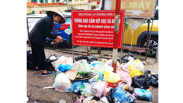 Rác thải vẫn bị vứt ở nơi "cấm đổ rác" trên phố Linh Lang (Ba Đình).