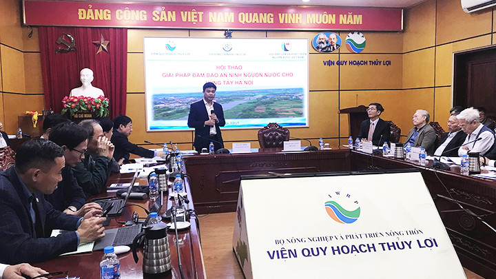 Trao đổi ý kiến tại hội thảo.