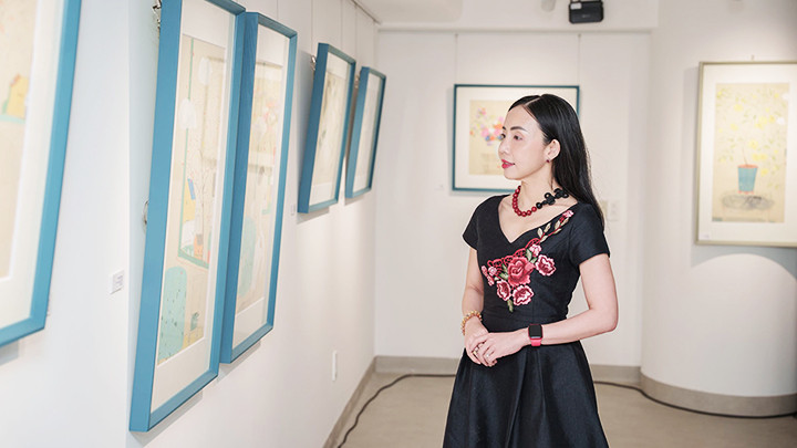 Khách tham quan thưởng thức bộ tranh “Hương an yên” của Nguyễn Minh. 