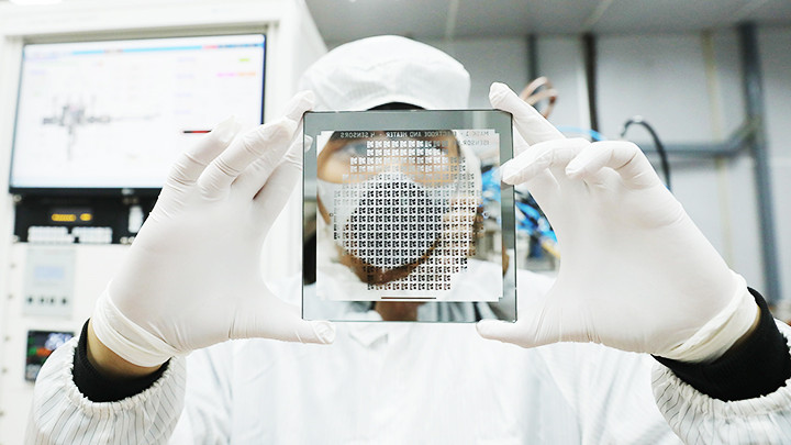 Nghiên cứu phát triển vi mạch tại Trường Điện - Điện tử, Đại học Bách khoa Hà Nội. Ảnh: LÊ MINH