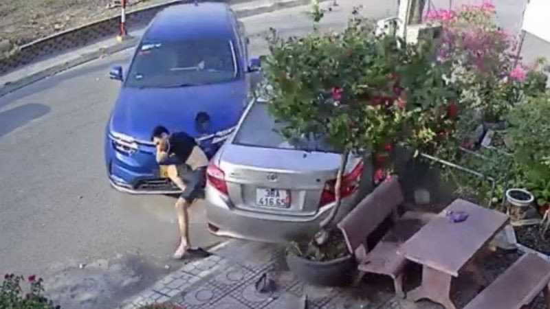 Camera ghi lại hình ảnh đối tượng Hồ Đình Quyết dùng ô-tô tông gãy chân anh B.