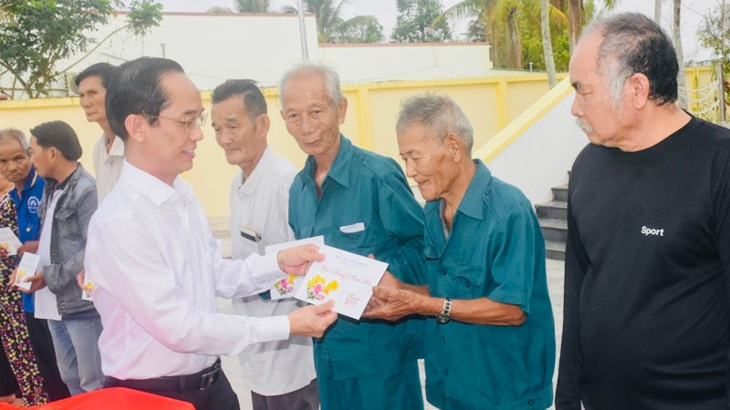Đồng chí Hồ Thanh Thủy, Trưởng Ban Tổ chức Tỉnh ủy Bạc Liêu đến thăm và trao tặng quà Tết của Tỉnh ủy Bạc Liêu cho các đối tượng chính sách trong tỉnh.