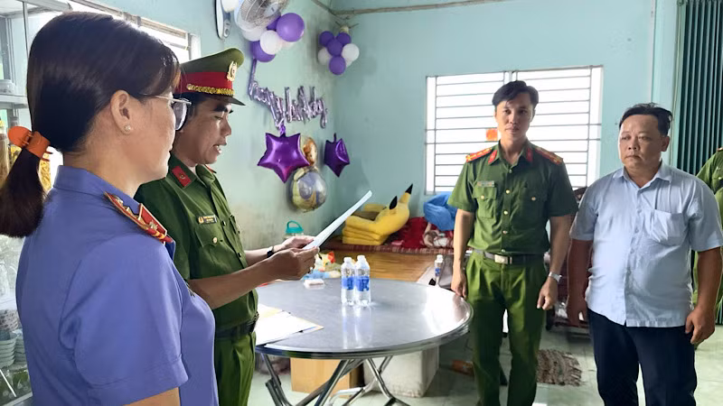 Cơ quan Cảnh sát điều tra Công an tỉnh Bạc Liêu tống đạt quyết định khởi tố bị can, lệnh cấm đi khỏi nơi cư trú đối với ông Bùi Thiều Đỗ Lê. 