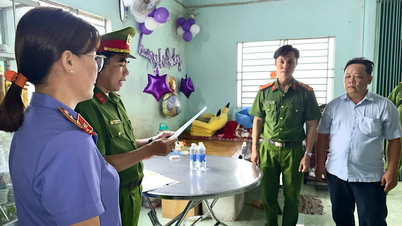 Cơ quan Cảnh sát điều tra Công an tỉnh Bạc Liêu tống đạt quyết định khởi tố bị can, lệnh cấm đi khỏi nơi cư trú đối với ông Bùi Thiều Đỗ Lê. 