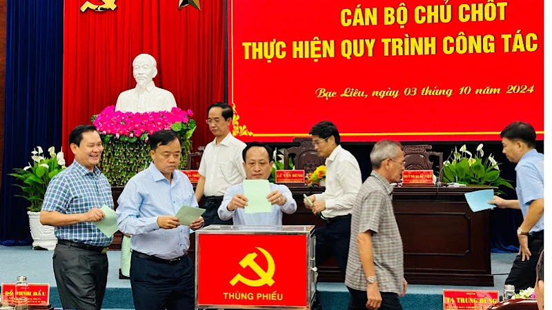 Các đồng chí lãnh đạo chủ chốt tỉnh Bạc Liêu tham gia bỏ phiếu bầu bổ sung Ủy viên Ban Chấp hành và Ban Thường vụ Tỉnh ủy. (Ảnh: TRỌNG DUY)