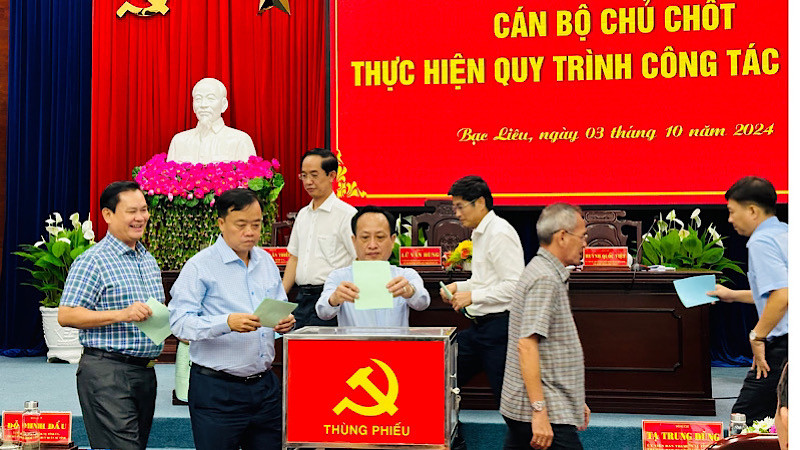 Các đồng chí lãnh đạo chủ chốt tỉnh Bạc Liêu tham gia bỏ phiếu bầu bổ sung Ủy viên Ban Chấp hành và Ban Thường vụ Tỉnh ủy. (Ảnh: TRỌNG DUY)