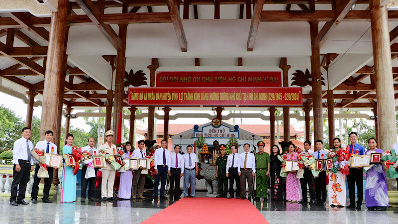 Ban Thường vụ Huyện ủy Vĩnh Lợi (Bạc Liêu) báo công, tuyên dương những đảng viên tiêu biểu tại Đền thờ Bác Hồ ở xã Châu Thới, thiết thực kỷ niệm 55 năm thực hiện Di chúc của Người.