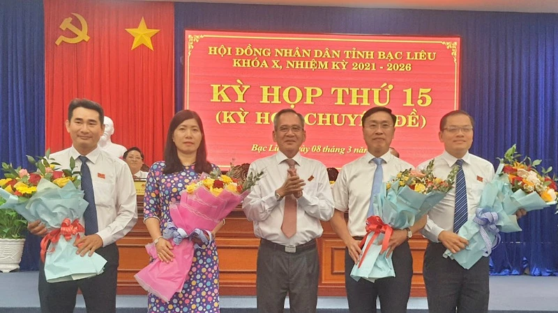 Đồng chí Lữ Văn Hùng, Bí thư Tỉnh ủy, Chủ tịch Hội đồng nhân dân tỉnh Bạc Liêu tặng hoa chúc mừng hai tân Phó Chủ tịch Ủy ban nhân dân tỉnh (từ trái sang phải là đồng chí Huỳnh Hữu Trí và Ngô Vũ Thăng).