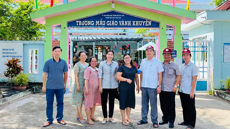 Đồng chí Tô Việt Thu, Bí thư Thành ủy Bạc Liêu (thứ tư, từ trái sang) và các đồng chí lãnh đạo thành phố Bạc Liêu kiểm tra việc chuẩn bị năm học mới tại Trường mẫu giáo Vành Khuyên.