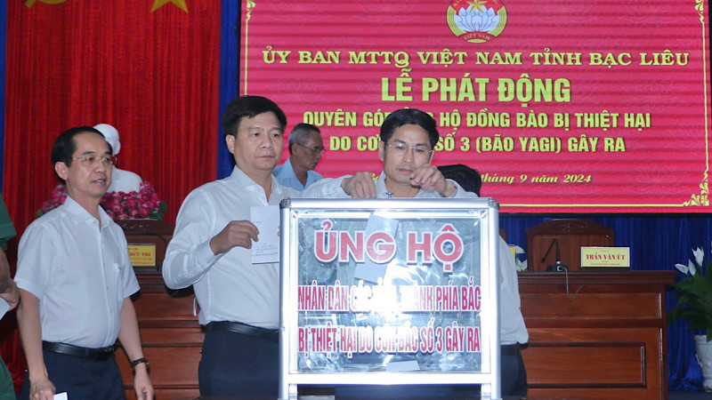 Các đồng chí trong Ban Thường vụ Tỉnh ủy Bạc Liêu đóng góp ủng hộ đồng bào các tỉnh miền bắc bị thiệt hại nặng nề do bão số 3 gây ra.