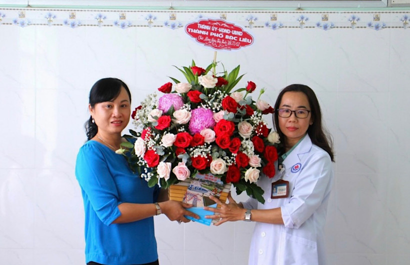 Phó Chủ tịch Ủy ban nhân dân thành phố Bạc Liêu Đỗ Ái Lam thăm, tặng hoa lãnh đạo Trạm Y tế phường 5, thành phố Bạc Liêu.