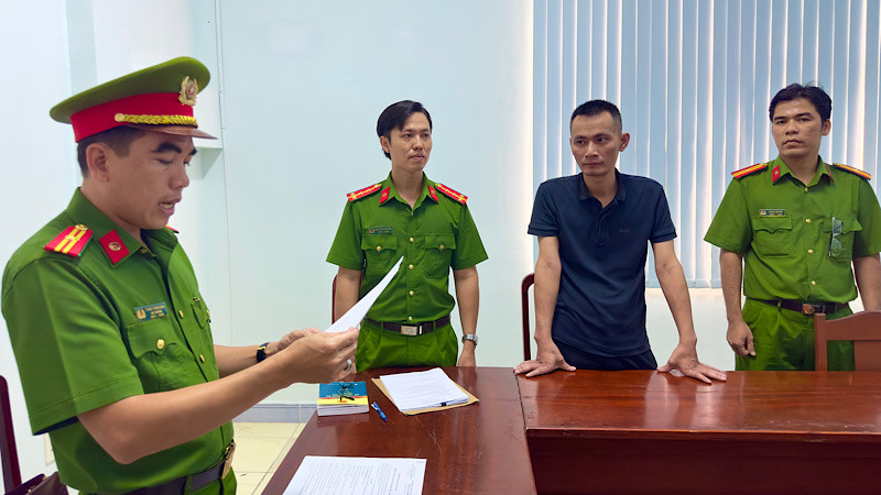 Cơ quan Cảnh sát điều tra Công an tỉnh Bạc Liêu tống đạt quyết định khởi tố, bắt tạm giam bị can Lê Trọng Bằng. (Ảnh: Trọng Thức)