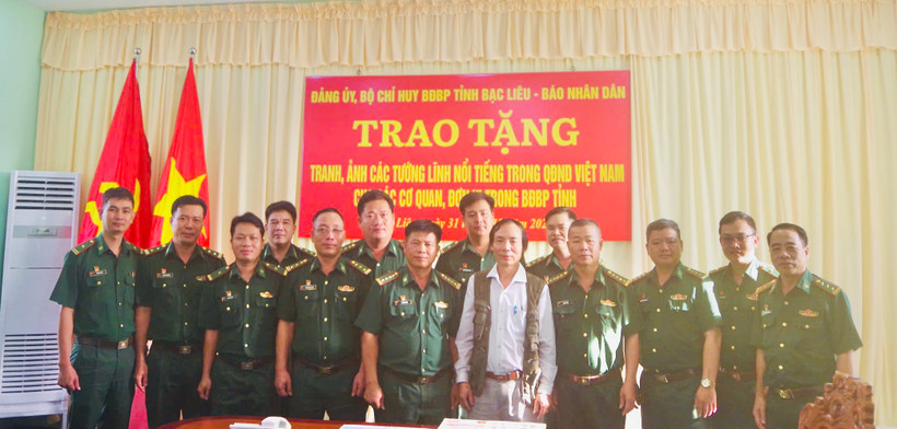 Trao tặng bộ tranh của Báo Nhân Dân về các vị tướng tài dành cho cán bộ, chiến sĩ Bộ Chỉ huy Bộ đội Biên phòng tỉnh Bạc Liêu. (Ảnh: PHAN TRỌNG VĨNH)