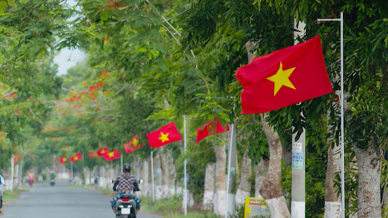 Một buổi sáng sớm đầu mùa Thu 2024 tại "Đường cờ Tổ quốc" ở xã Châu Thới, huyện Vĩnh Lợi (Bạc Liêu). (Ảnh: TIẾN LUẬN)