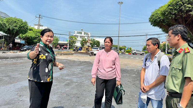 Lãnh đạo Tổ công tác của Ủy ban nhân dân tỉnh Bạc Liêu đến tận hiện trường gặp gỡ, trao đổi trực tiếp với gia đình hộ bà Nguyễn Thị Hường để giải quyết dứt điểm vụ việc khiếu nại kéo dài. 