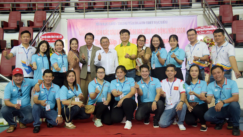 Các đồng chí lãnh đạo tỉnh Bạc Liêu và Ban tổ chức Giải bóng bàn mở rộng năm 2024 tranh Cúp Báo Bạc Liêu. (Ảnh: TRỌNG DUY)