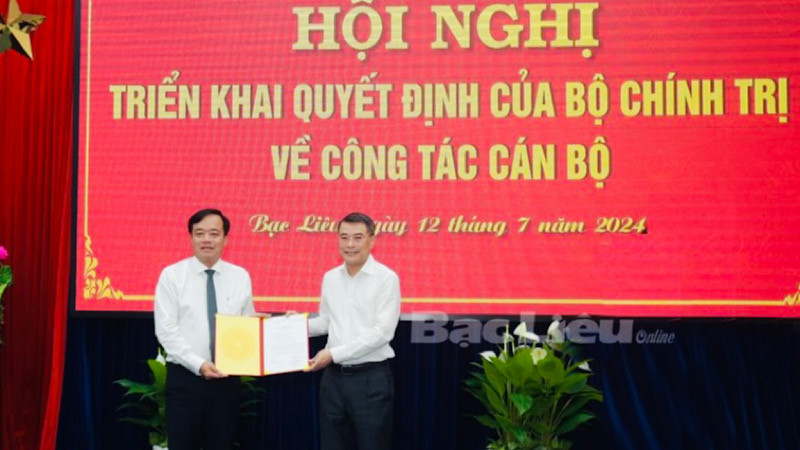 Đồng chí Lê Minh Hưng trao quyết định của Bộ Chính trị cho đồng chí Huỳnh Quốc Việt.