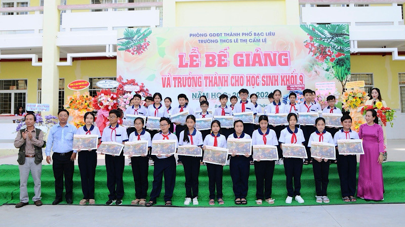 Nhiều giáo viên, học sinh xuất sắc tại Bạc Liêu rất vui mừng được trao tặng tranh panorama "Chiến thắng Điện Biên Phủ".